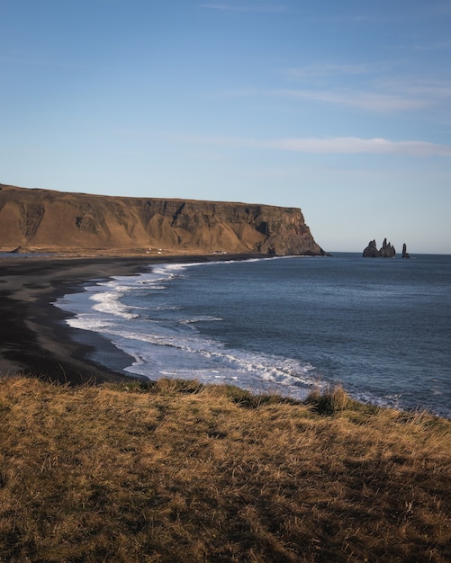 Foto gratuita disparo vertical del territorio en dyrholaey vik en islandia