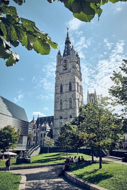 Disparo vertical de la torre de una catedral en Gante, Bélgica