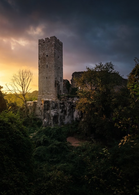 Disparo vertical de una torre en Momjan. Croacia al atardecer