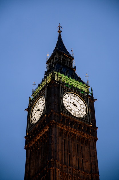 Disparo vertical de la torre del reloj Big Ben en Londres, Inglaterra, bajo un cielo despejado