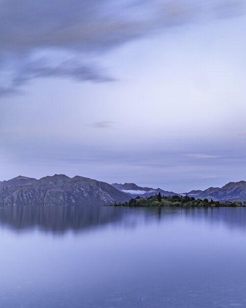 Disparo vertical de un tranquilo lago reflectante en una cordillera