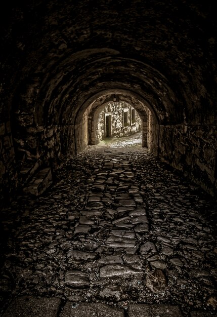 Disparo vertical de un túnel vacío hacia los edificios