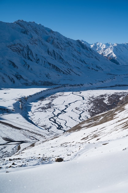 Disparo vertical del valle de Spiti, Kaza en invierno