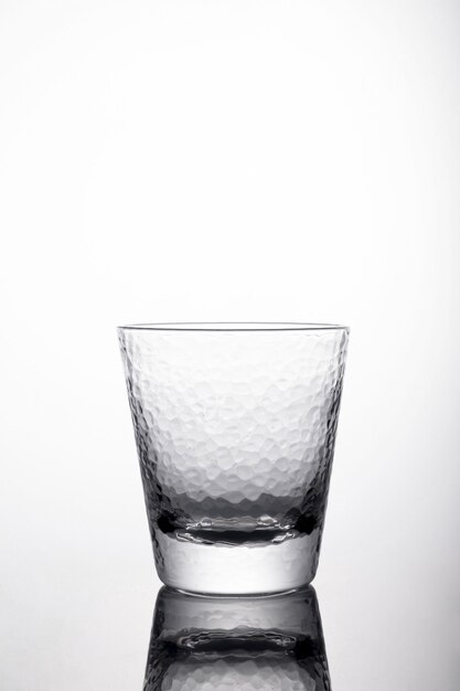 Disparo vertical de un vaso con agua sobre un bac blanco