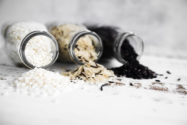 Foto gratuito dispersos varios arroces de botellas.