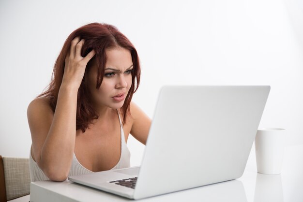 Displeased mujer que tiene problema de error de la computadora