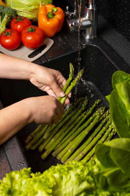 Disposición de los alimentos sanos que se lavan