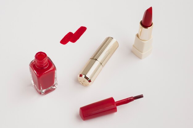 Disposición de alto ángulo con lápiz labial rojo y esmalte de uñas