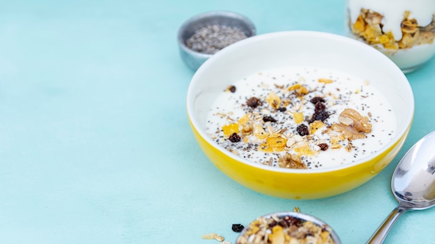 Foto gratuita disposición de alto ángulo con leche en un tazón y espacio de copia