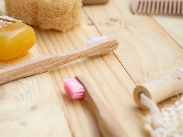 Disposición de alto ángulo con pinceles sobre fondo de madera