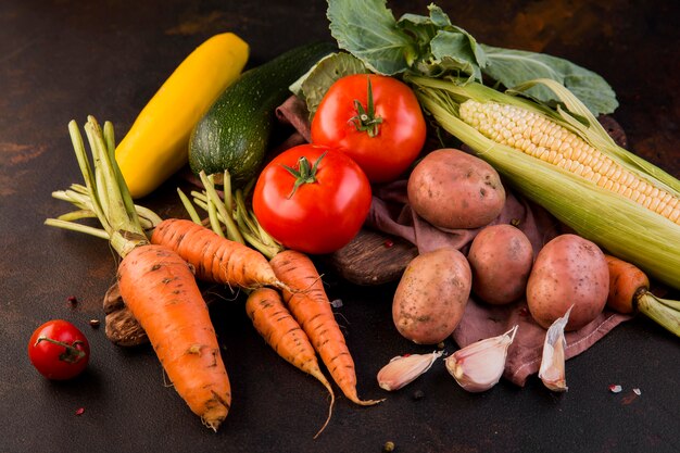 Disposición de alto ángulo de verduras sobre fondo oscuro