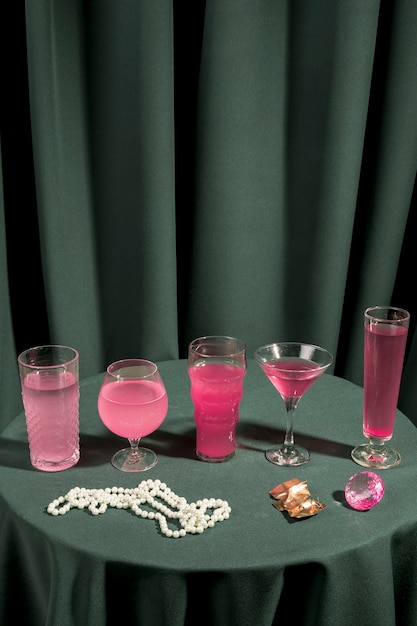 Foto gratuita disposición de bebidas de lujo en la mesa.