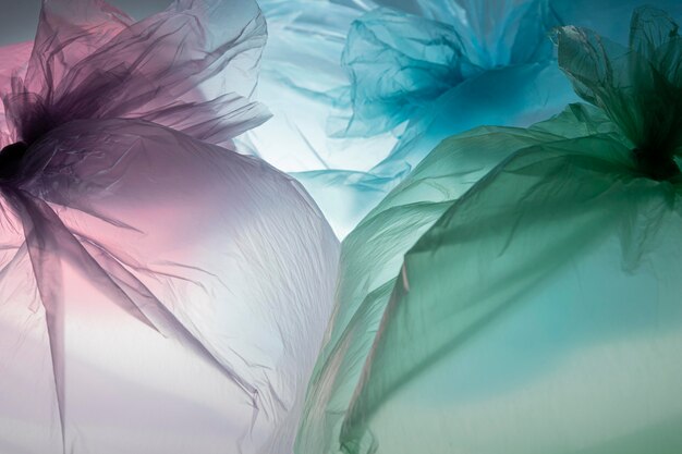 Disposición de bolsas de plástico de diferentes colores.