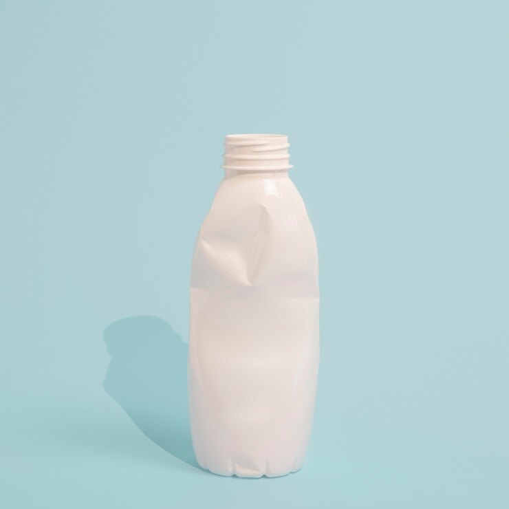 Foto gratuito disposición de una botella de plástico no ecológica.