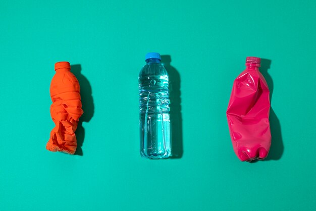 Disposición de botellas de plástico desde arriba