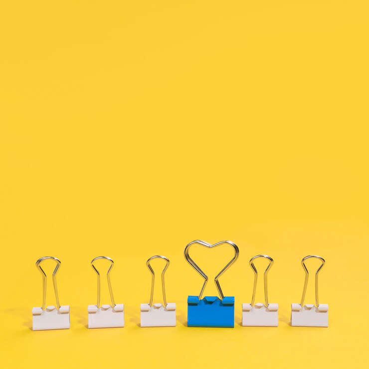Foto gratuito disposición de clips con un clip azul