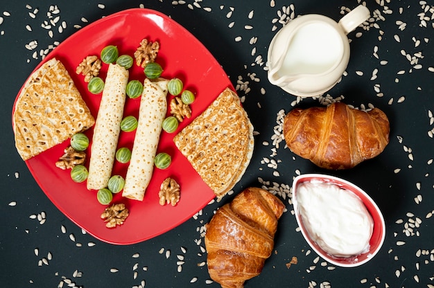 Foto gratuita disposición de comida de desayuno plano en fondo liso