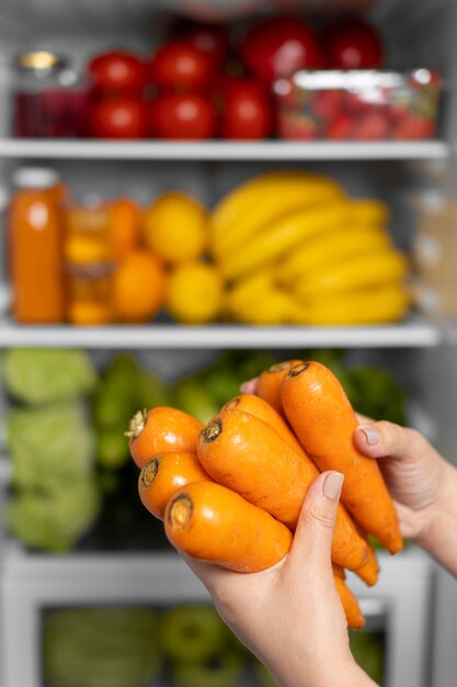 Disposición de comida sana en la nevera.