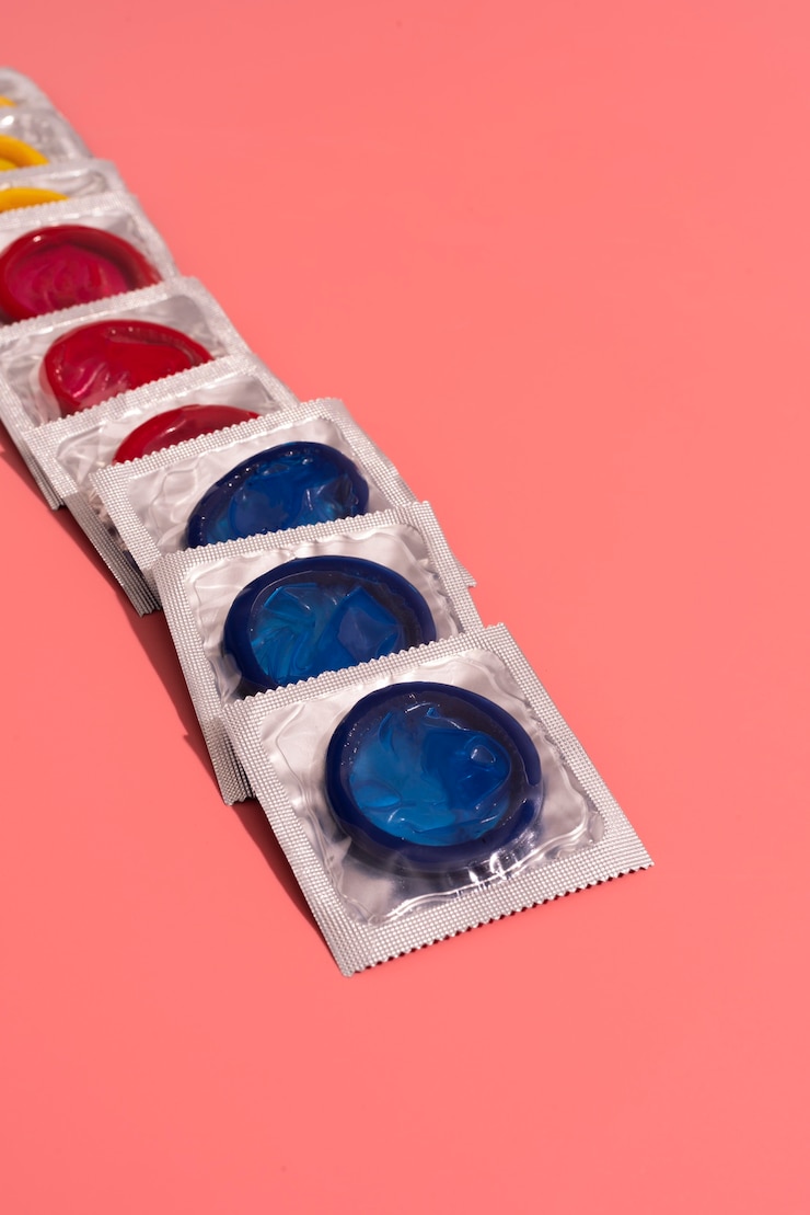 Foto gratuito disposición de condones de ángulo alto