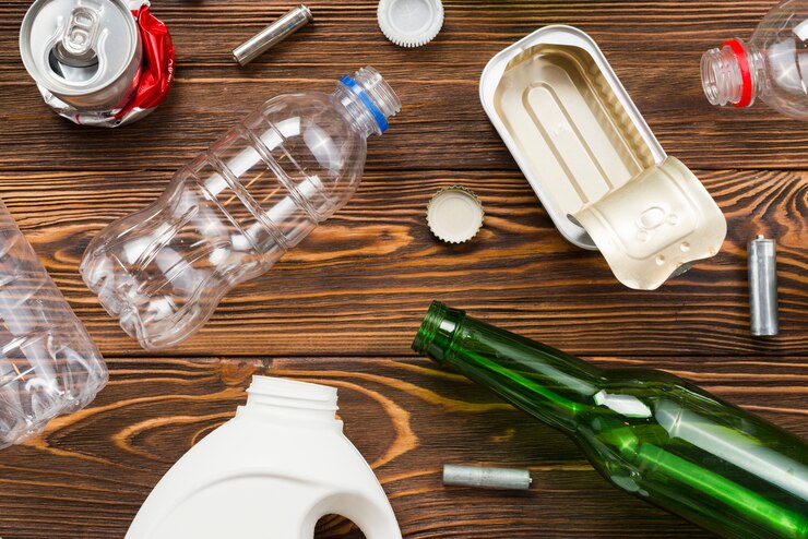Foto gratuito disposición del conjunto de reciclaje de basura de clasificación en la mesa