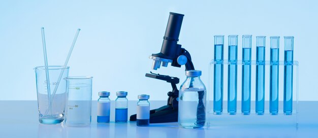 Disposición de cristalería de laboratorio y microscopio
