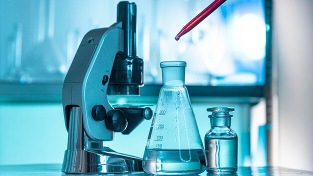 Disposición de cristalería y microscopio