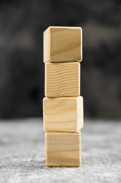 Foto gratuita disposición de cubos de madera en blanco