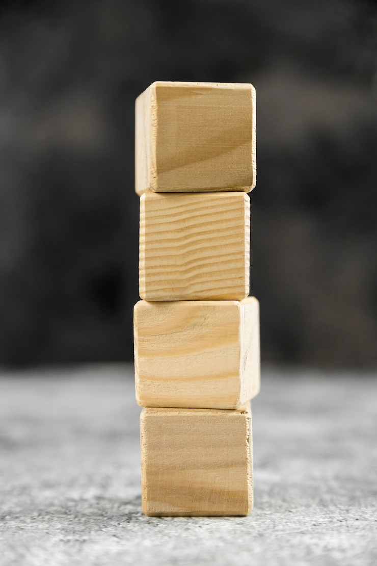 Foto gratuito disposición de cubos de madera en blanco