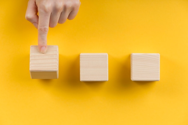 Disposición de cubos de madera en blanco