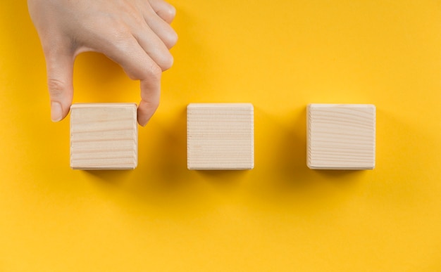 Disposición de cubos de madera en blanco