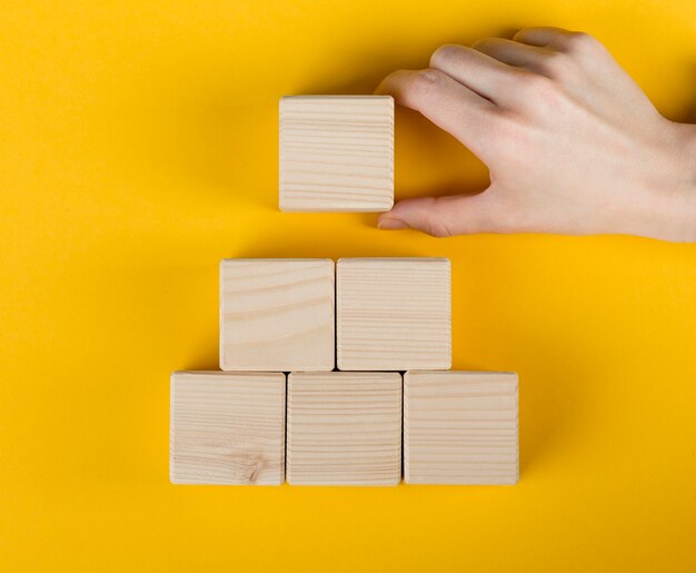 Disposición de cubos de madera en blanco