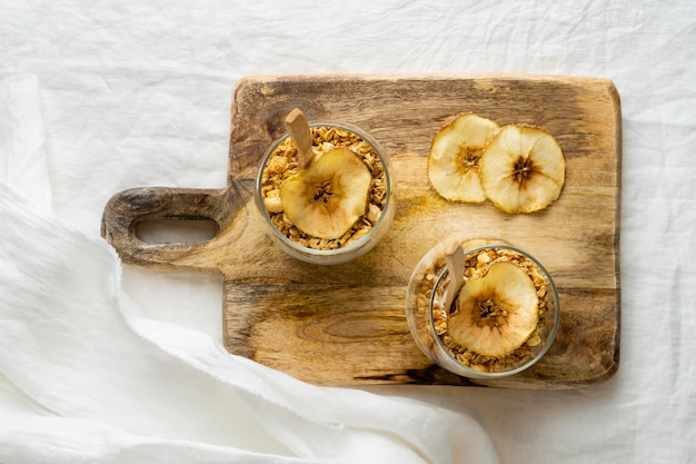 Foto gratuita disposición de una deliciosa comida saludable en la mesa.