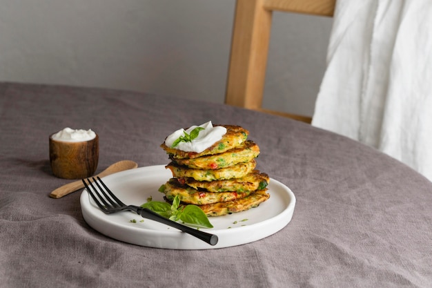 Disposición de una deliciosa comida saludable en la mesa.