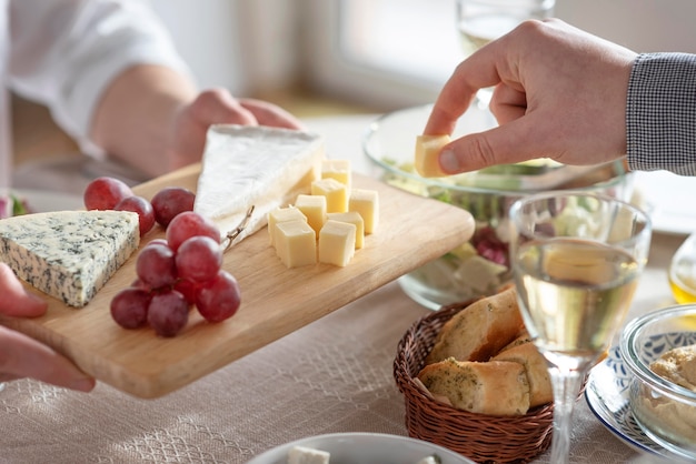 Disposición de deliciosas comidas en la mesa.