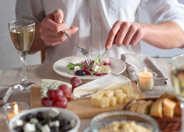 Disposición de deliciosas comidas en la mesa.