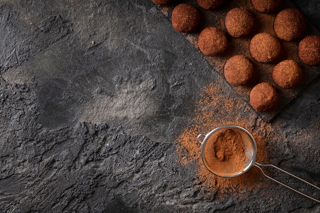 Foto gratuita disposición de deliciosas golosinas de chocolate con espacio de copia