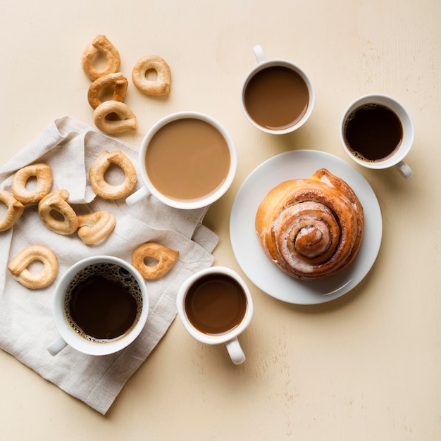 Disposición de desayuno plano con café y pastas