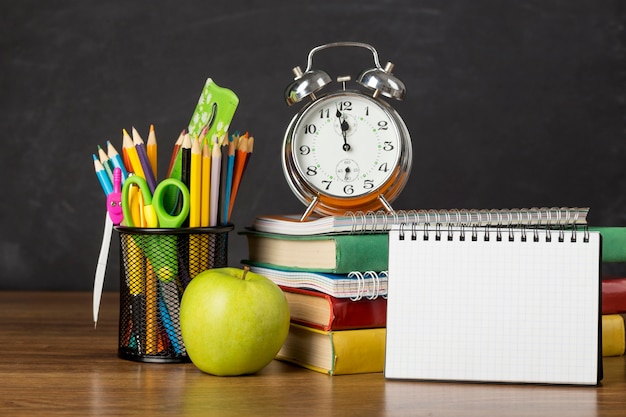 Disposición del día de la educación de vista frontal en una mesa con un bloc de notas