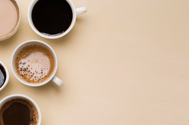 Disposición de diferentes tazas de café con espacio de copia