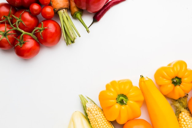 Disposición de diferentes verduras de colores cálidos con espacio de copia