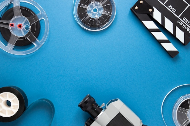 Disposición de elementos de cine sobre fondo azul con espacio de copia