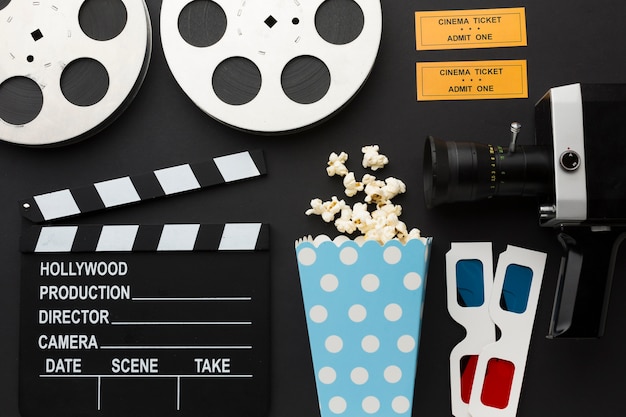 Disposición de elementos de la película sobre fondo negro.