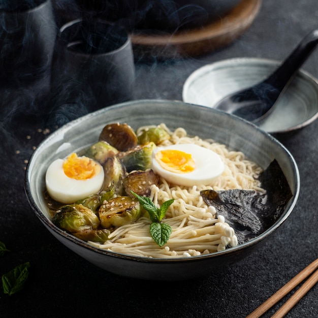 Disposición de fideos en un bol