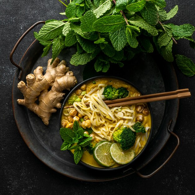 Disposición de fideos sobre una mesa oscura