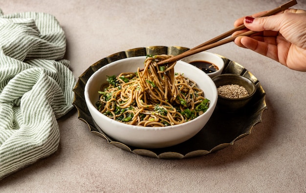 Disposición de fideos sobre una mesa