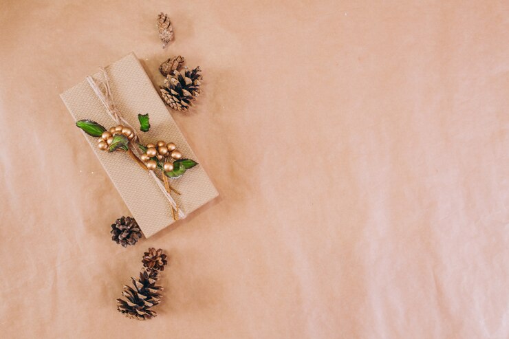 Foto gratuito disposición de fondo de navidad sobre fondo de papel artesanal