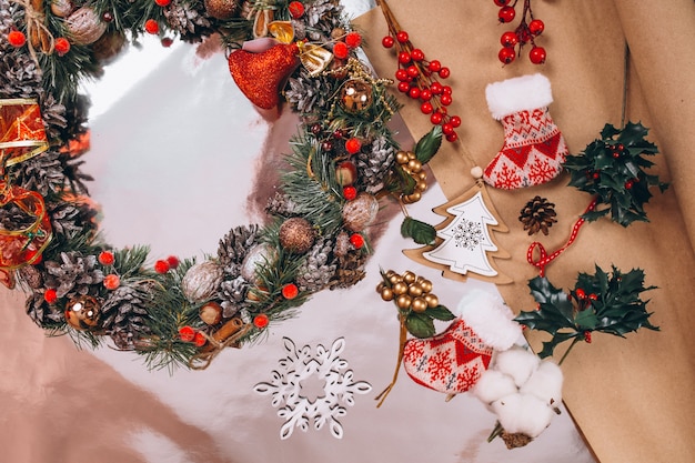 Disposición de fondo de Navidad sobre fondo de plata