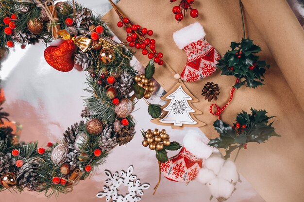 Disposición de fondo de Navidad sobre fondo de plata