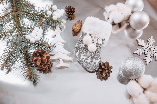 Disposición de fondo de Navidad sobre fondo de plata