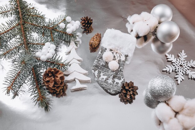 Disposición de fondo de Navidad sobre fondo de plata